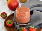 Jus de fruits frais fait-maison au blender aux fraises, pomme et poire