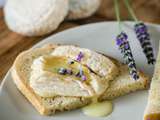 Tartine de fromage de chèvre, miel et lavande