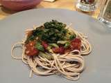 Nouilles soba à la sauce tomate et haricots rouges et sa poêlée de blettes et épinards