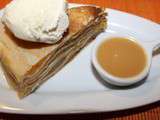 Gateau de crèpes aux fruits et sauce caramel