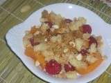 Crumble de melon aux framboises et aux amandes