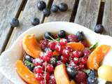 Salade de fruits d'été au thé glacé à menthe