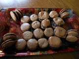 Macarons au chocolat avec une ganache orange-chocolat