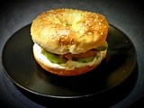 Bagel maison avec garniture rillettes de thon, avocat et concombre