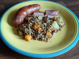 Lentilles blondes. Une recette avec saucisses, lard, carottes, poireaux et pommes de terre