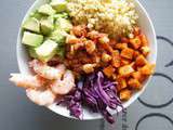 Buddha bowl aux crevettes, avocat, boulgour, carottes et pois chiches aux tomates épicées