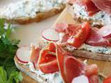 Tartines au jambon sec, ricotta aux herbes, légumes croquants