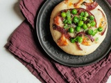 Pizzettes petits pois, oignons rouges et scamorza