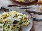 Salade de fusilli, courgettes crues, amandes & parmesan