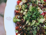 Salade tomates, riz, pois chiches au cumin, oignons frits, avocat & herbes fraîches