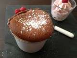 Soufflé au chocolat et chantilly aux framboises