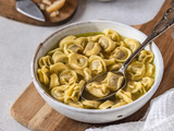 Tortellini au bouillon de croûtes de parmesan