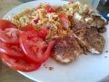 Escalopes de dinde au sésame et torsades tricolores aux tomates cerises, courgettes mozza et basilic