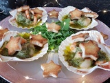 Coquilles Saint-Jacques et gambas au pesto de noix et roquette