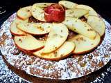 Gâteau aux pommes et pralin, sirop de caramel et calvados