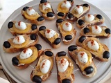 Petits canapés à la crème d’artichauts, tomate ananas et œufs de caille