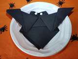 Pliage de serviette en chauve-souris vampire pour Halloween