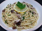 Spaghetti aux sardines, câpres et olives noires