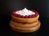 Naked cake framboise, rhubarbe et fleur d’oranger