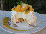 Pavlova mangue-ananas à la citronnelle et noix de coco