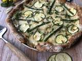 Pizza courgette, asperges et mozzarella