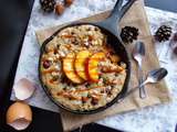 Skillet cookie à l’avoine et aux pêches caramélisées