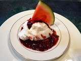 Oeufs en neige sur coulis de fruits rouges