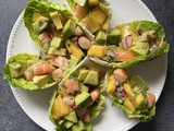 Barquettes de sucrine aux crevettes, avocat et mangue