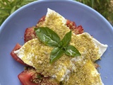 Tomates, mozzarella & paillettes glacées d’olives vertes