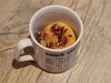 Mug cake au sirop d'érable et aux noix de pécan