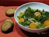 Soupe de kale, sablés au parmesan et sésame