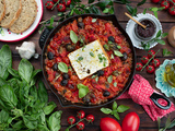 Feta rôtie aux tomates, poivrons et olives