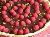 Tarte chocolat framboises et éclats de pistaches