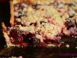 Tarte cerises, rhubarbe et crumble aux pralines roses