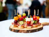 Mini brochettes apéritives sans cuisson : 15 idées savoureuses