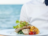 Quel restaurant de poissons à Carqueiranne propose une cuisine méditerranéenne authentique