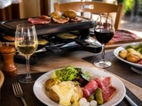 Vin blanc ou vin rouge avec une raclette : lequel choisir