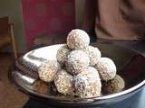 Bouchées sucrées au sésame et à la noix de coco (variante du til ke ladoo)