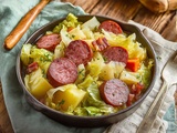 Fricassée fondante de saucisse fumée au chou