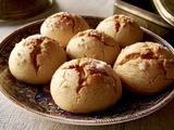 Ghriba (gâteau) craquelé aux amandes et sésame