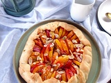 Tarte rustique aux nectarines, miel et romarin