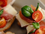 Amuse-bouches express : l’apéro chic et rapide à base de Brie, jambon cru et tomates cerises