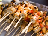 Brochettes de poulet marinées, poêlée de légumes et pommes de terre rôties à l’airfryer