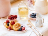 Brunch façon tea party : l’art de recevoir avec douceur et élégance