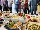 Buffet pour 20 personnes : quantités, recettes et présentation pour recevoir sans stress