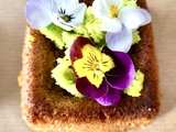 Gâteau à la betterave et aux fleurs comestibles