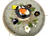 Tartare de maquereau et fleurs comestibles