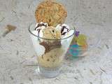 Glace aux cookies, coulis de chocolat et chantilly