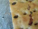 Focaccia aux lardons, olives vertes, romarin et piment