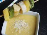 Brochettes de fruits, sauce mangue-coco